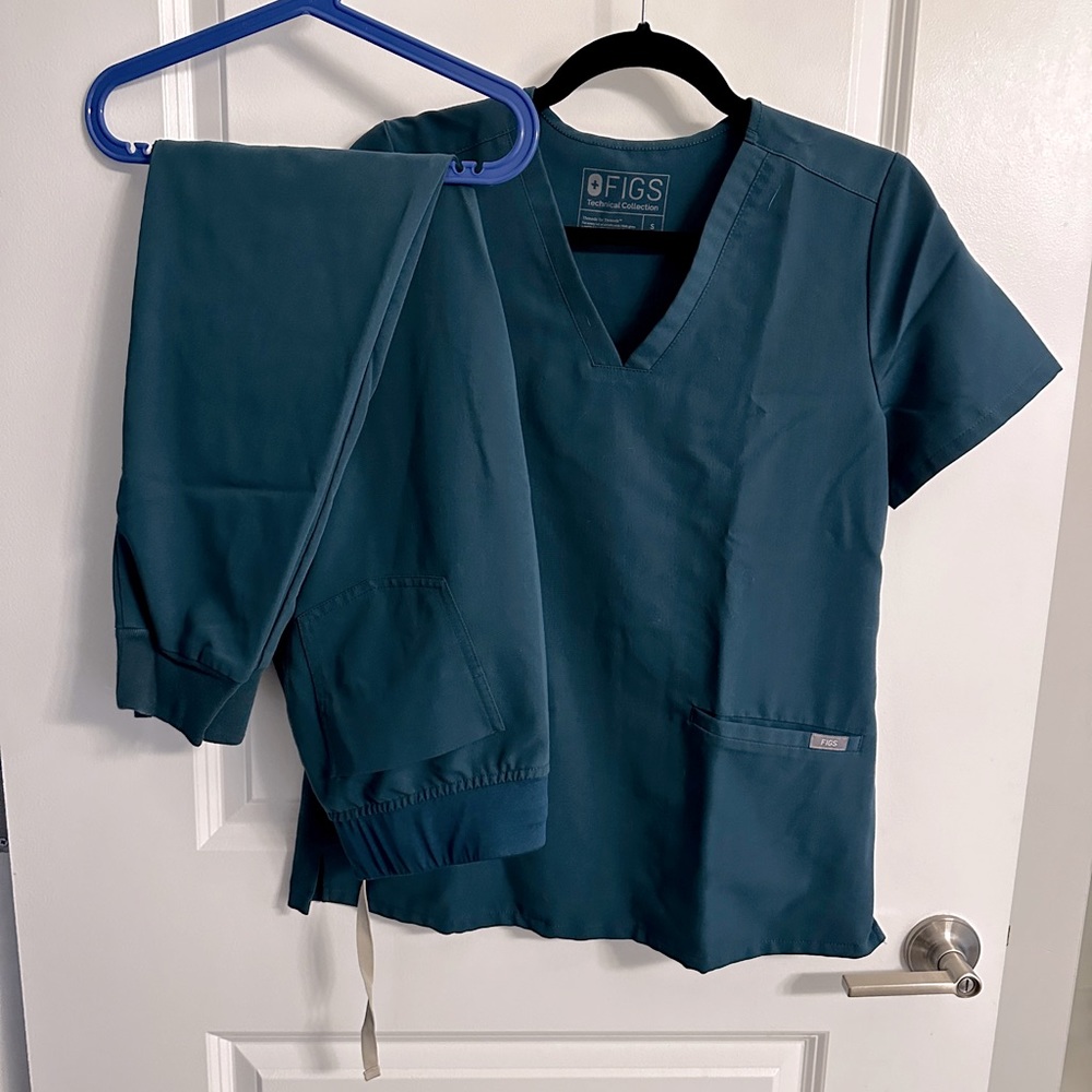 FIGS Small Scrub set